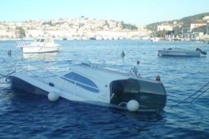 Mali Lošinj, 6. kolovoza 2011. - brodica tipa calafuria dužine 8,7 m potonula je na 4 m dubine u lošinjskoj luci zbog kvara na osovinskome vodu